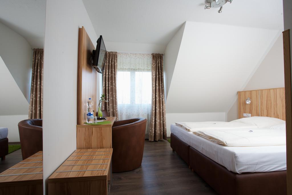 Hotel Reinhardtshof Garni Wolfschlugen Oda fotoğraf
