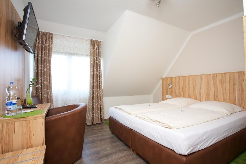 Hotel Reinhardtshof Garni Wolfschlugen Oda fotoğraf