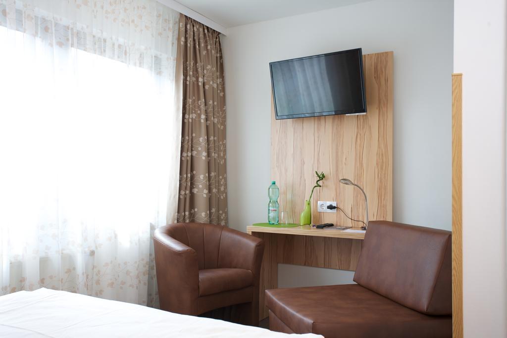 Hotel Reinhardtshof Garni Wolfschlugen Oda fotoğraf
