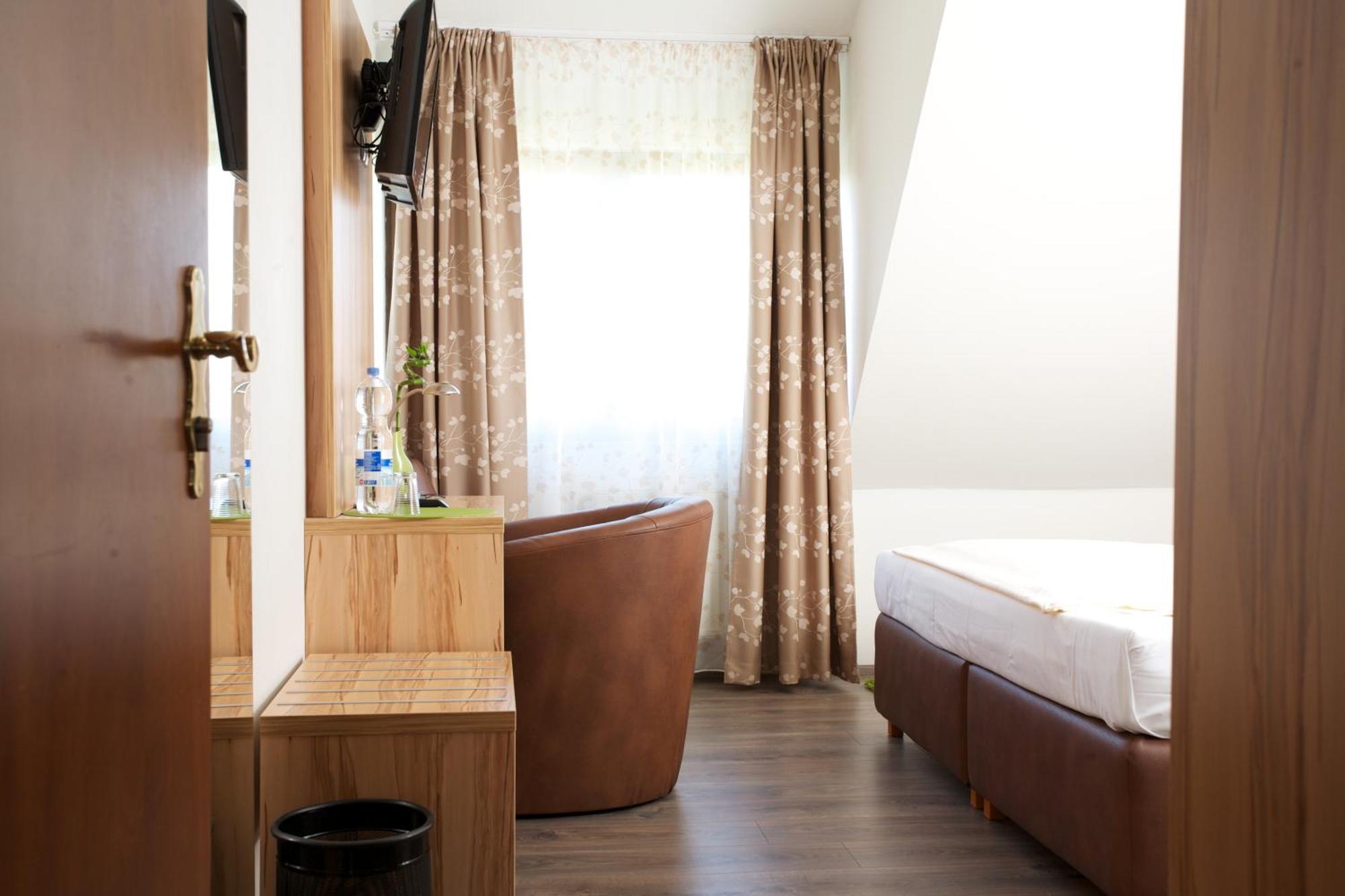 Hotel Reinhardtshof Garni Wolfschlugen Oda fotoğraf