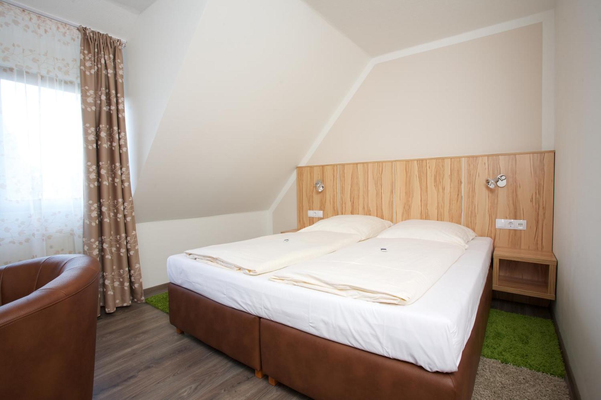 Hotel Reinhardtshof Garni Wolfschlugen Oda fotoğraf