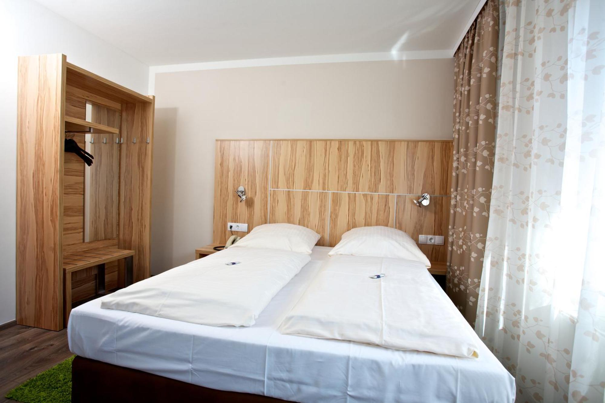 Hotel Reinhardtshof Garni Wolfschlugen Oda fotoğraf