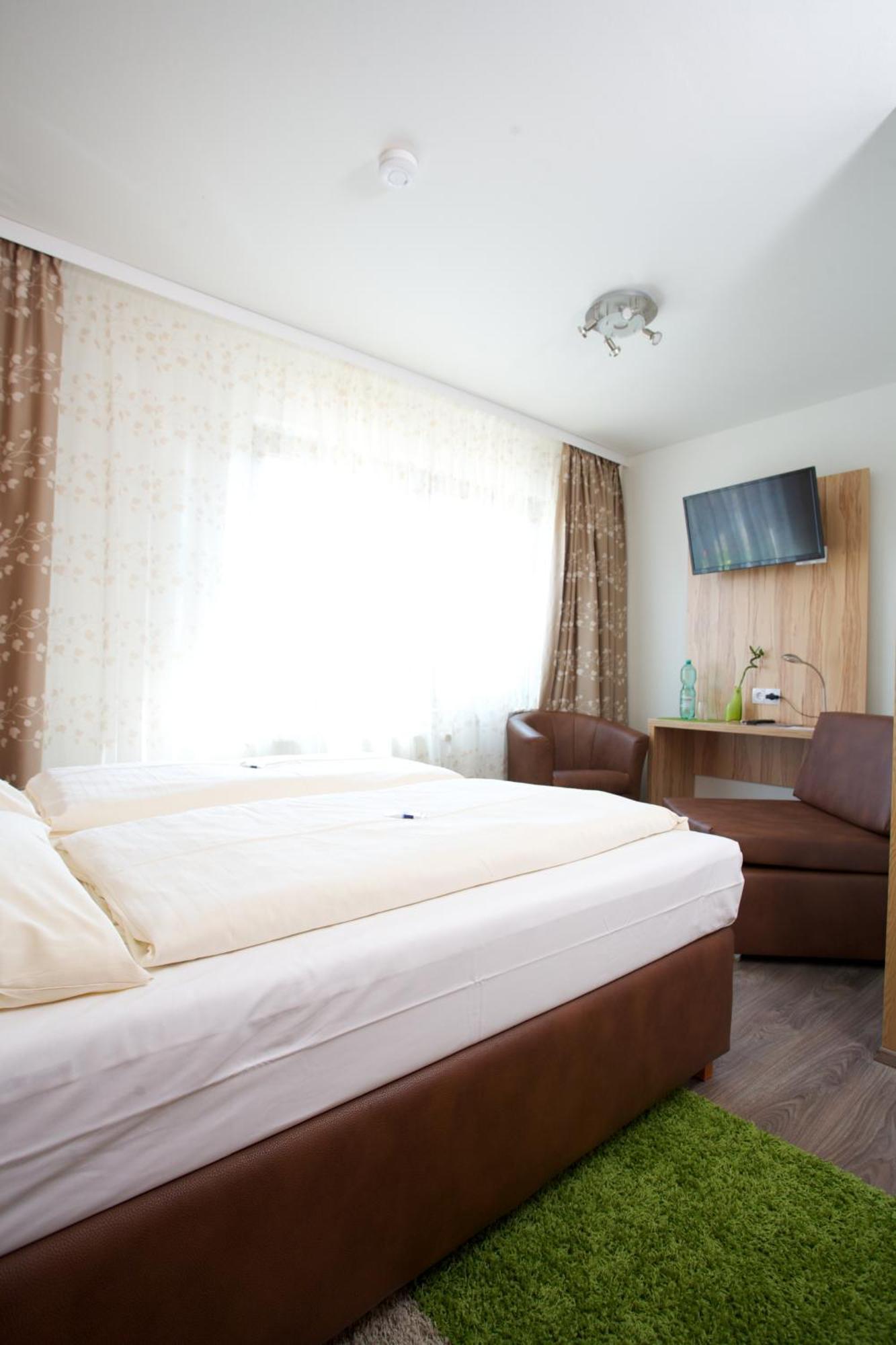 Hotel Reinhardtshof Garni Wolfschlugen Oda fotoğraf