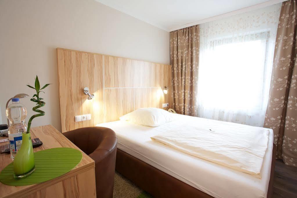 Hotel Reinhardtshof Garni Wolfschlugen Dış mekan fotoğraf