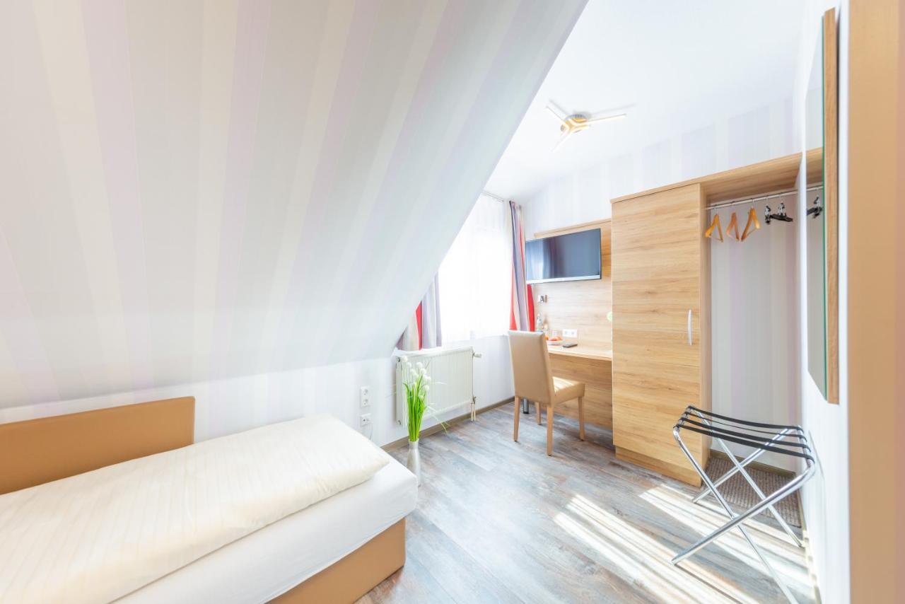 Hotel Reinhardtshof Garni Wolfschlugen Dış mekan fotoğraf